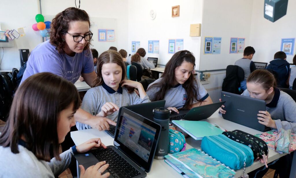 Alunos de Escolas Municipais usam a criatividade na programação durante a Semana do Scratch