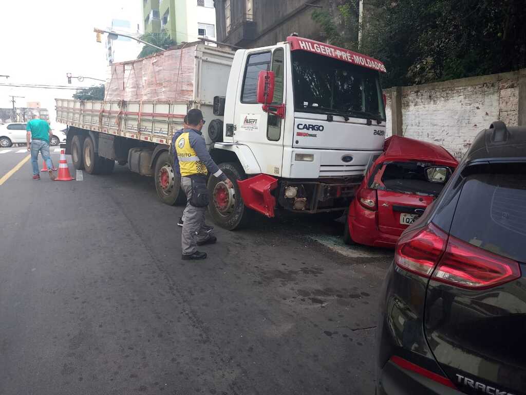 Caminhão sem motorista atinge dois veículos na Rua Silva Jardim