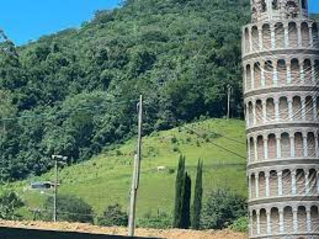 Cidade colonizada por italianos em SC ganha réplica de Torre de Pisa