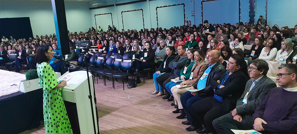  - Foto legenda: A palavra foi concedida ao prefeito de Capinzal, Nilvo Dorini; ao presidente do Poder Legislativo (Jairo Luiz Hoffmann); secretária de Educação, Cultura e Esportes (Veranice Maria Lovatel) e a diretora da Escola Matar Dolorum (Giana Carla Martins). O TEMPO jornal de fato registrando o evento e que poderá ser lembrando também na posteridade, já que é imprensa impressa e também online.