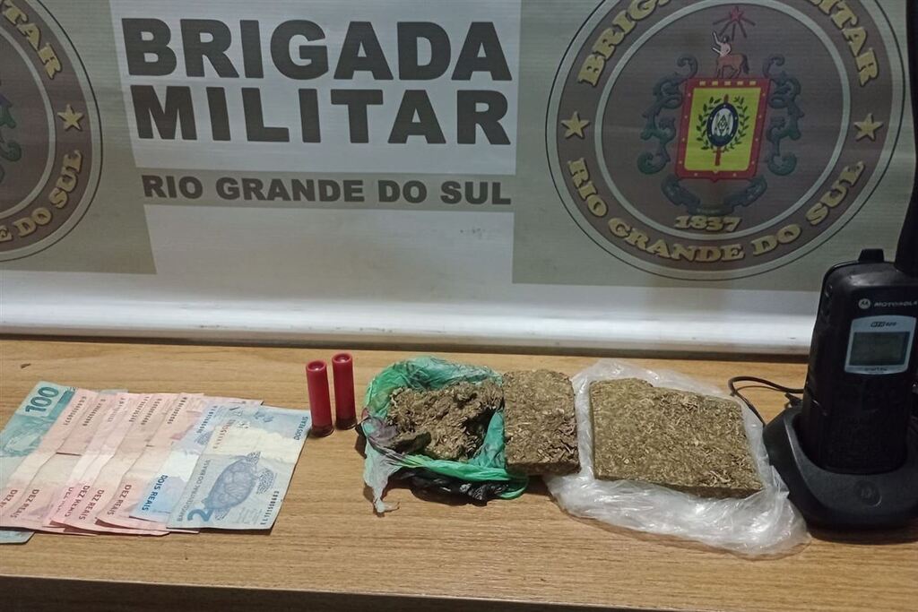 título imagem Homem é detido com drogas, munições e rádio comunicador em Santa Maria