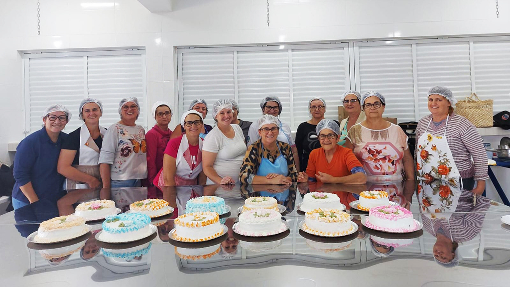 CURSO REALIZADO EM PARCERIA COM A EPAGRI GARANTE APRENDIZAGEM SOBRE PRODUÇÃO DE BOLOS PARA MULHERES PIRATUBENSES