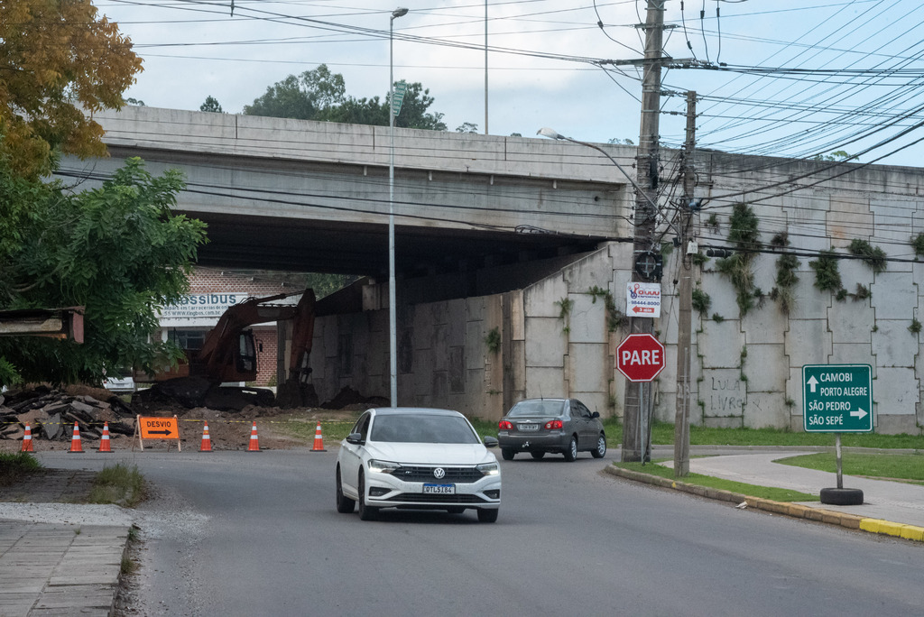 Rótula de acesso ao viaduto da BR-158 pela Rua Duque de Caxias está com bloqueio parcial