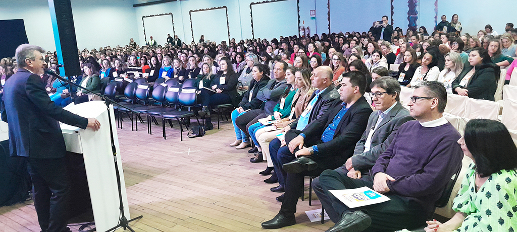 Aldo Azevedo / jornalista de O TEMPO jornal de fato - Foto legenda: Prefeito de Capinzal usando da palavra no evento organizado e realizado pela Escola Mater Dolorum, no Centro Educacional Prefeito Celso Farina.