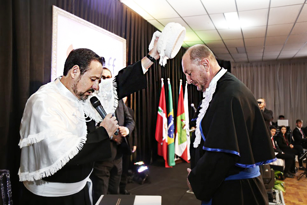 Foto: Assessoria UCEFF. - Leandro Sorgatto, reitor da UCEFF, e o presidente da Alesc, deputado Mauro de Nadal.