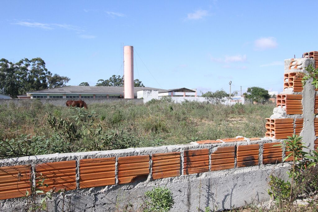 Foto: Jô Folha - DP - Obras na Escola Infantil no loteamento Dunas estão paralisadas