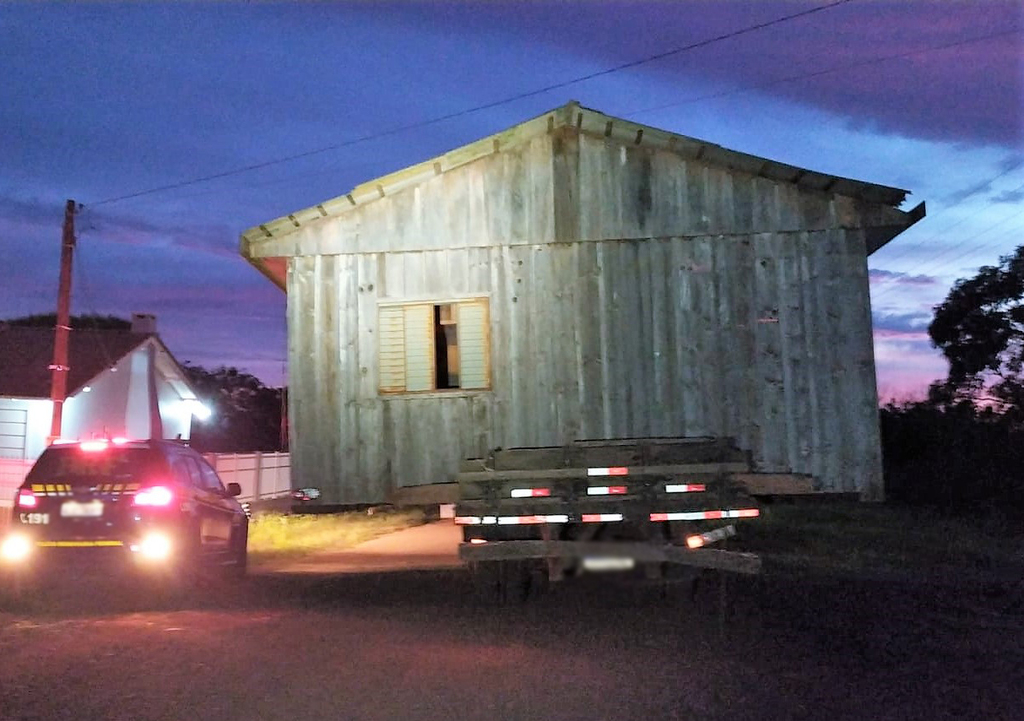 PRF flagra casa sendo transportada irregularmente na BR-282