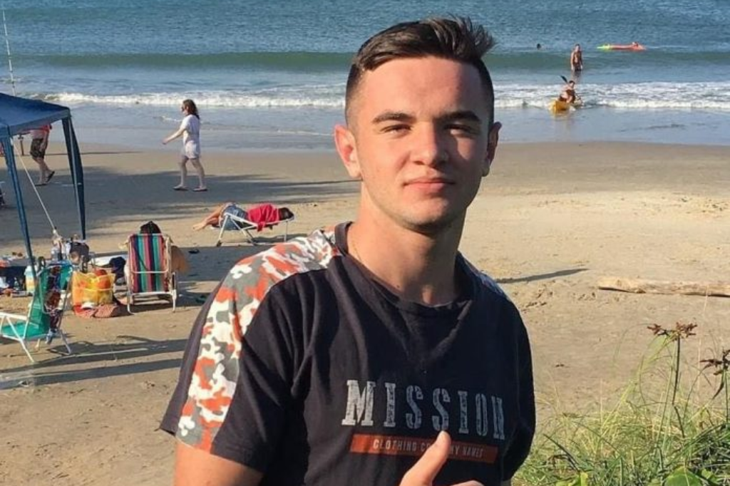 Motociclista de 19 anos morre após colidir contra caminhão em Imbituba