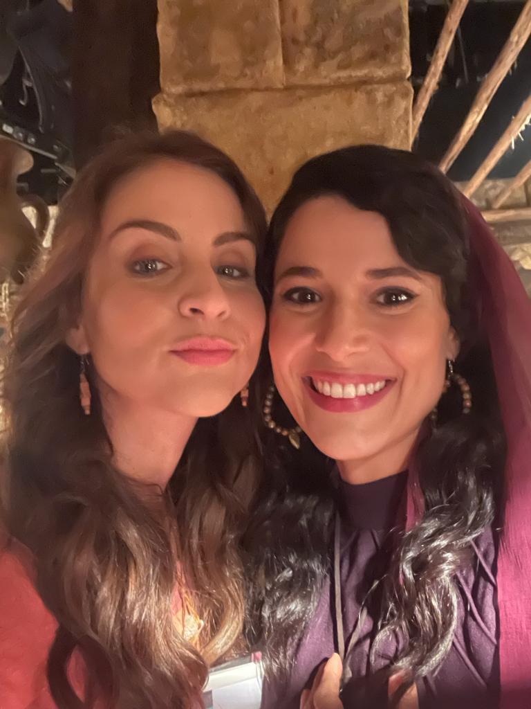 Foto: Arquivo pessoal - Louise Clós e Manuela do Monte como Damaris e Hagite nos bastidores da série 
