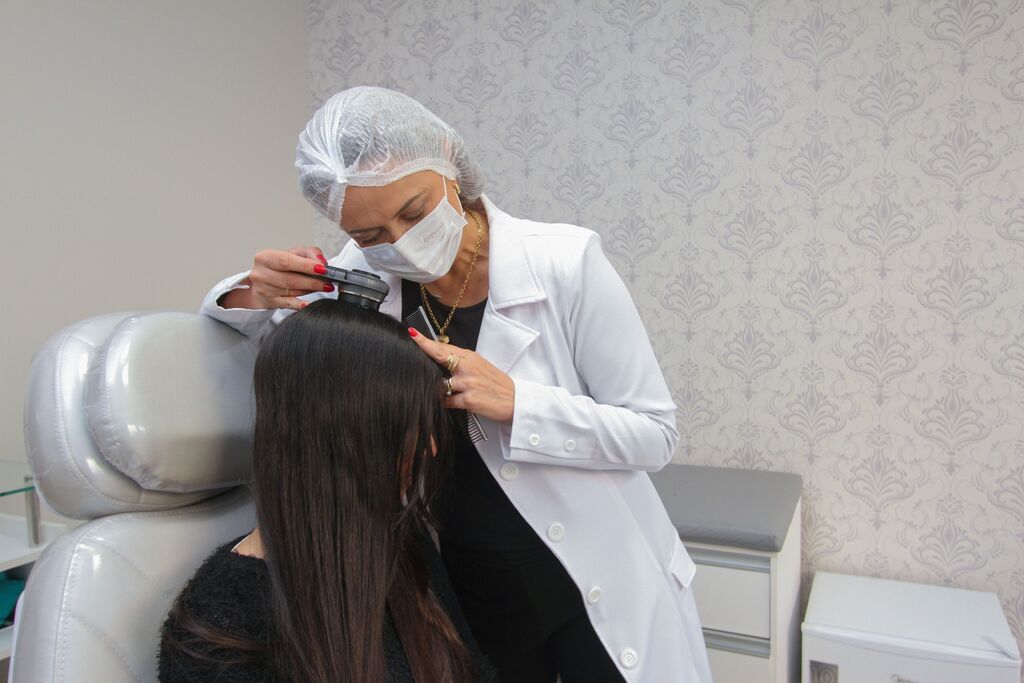 Fotos Jô Folha - DP - Segundo a Sociedade Brasileira de Dermatologia (SBD), eflúvio telógeno é uma das principais causas de queda de cabelo.
