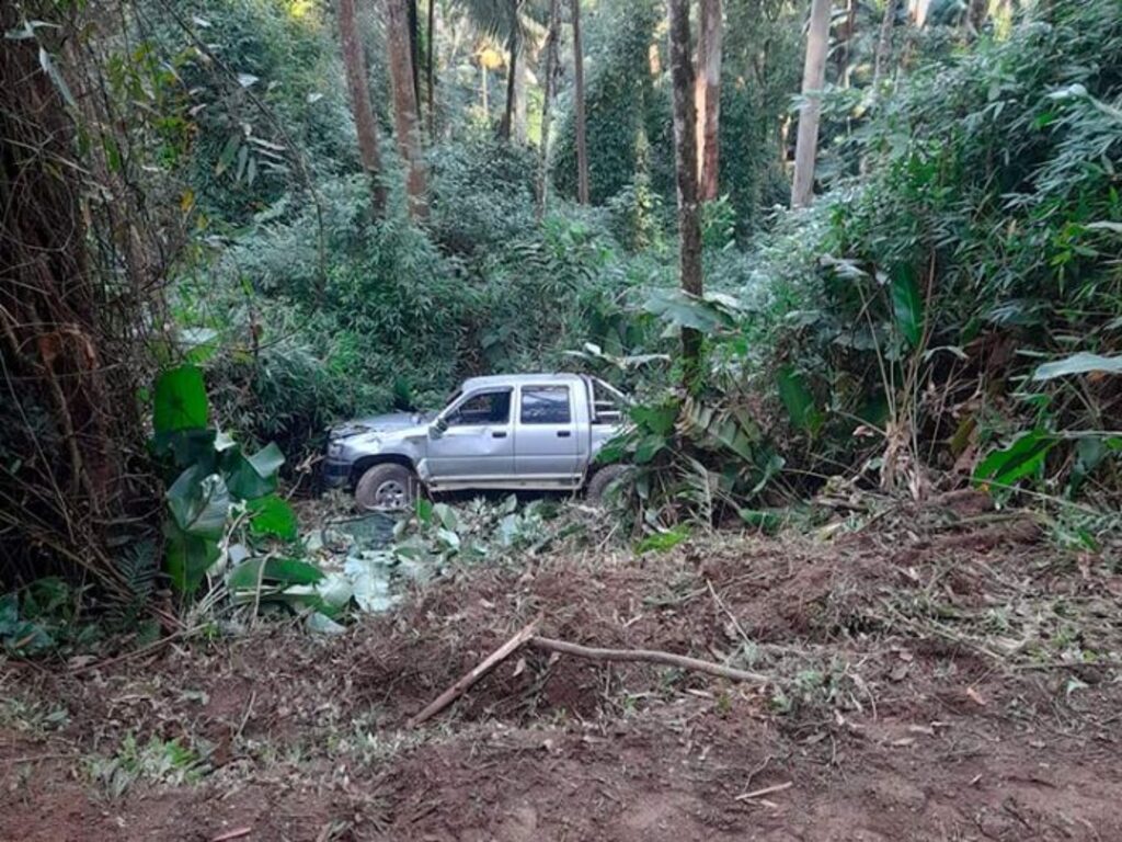 Caminhonete cai em ribanceira com cerca de 10 metros em Rodeio (SC)