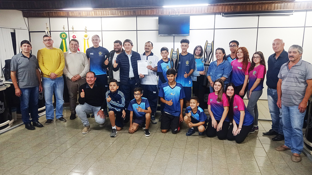 Aldo Azevedo / jornalista - Foto legenda: Vereadores reconhecendo e valorizando a conquista dos jogadores de bocha de Capinzal.