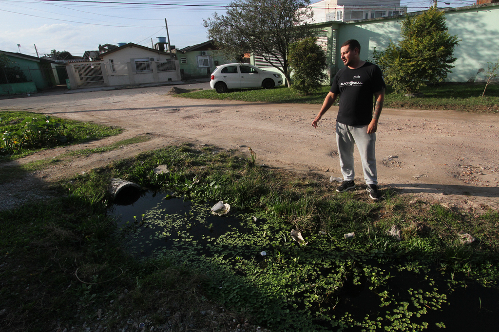Moradores aguardam há um ano por finalização de obra de esgoto