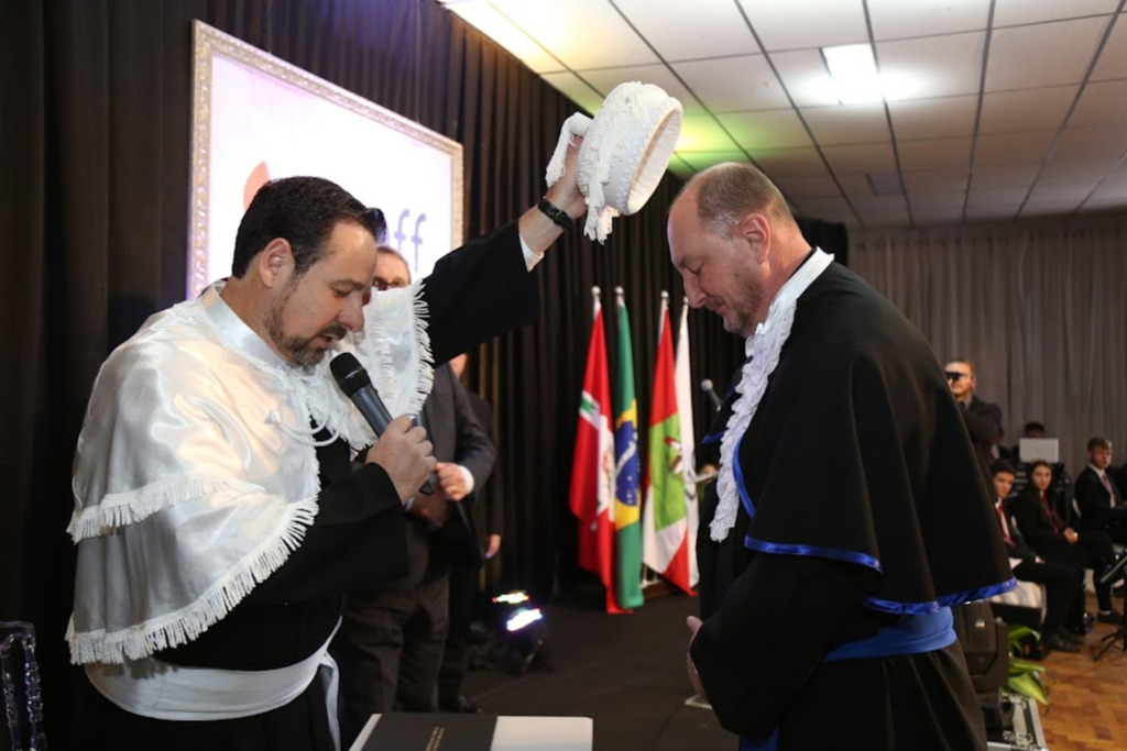 Presidente da Alesc recebe título Doutor Honoris Causa por serviços prestados