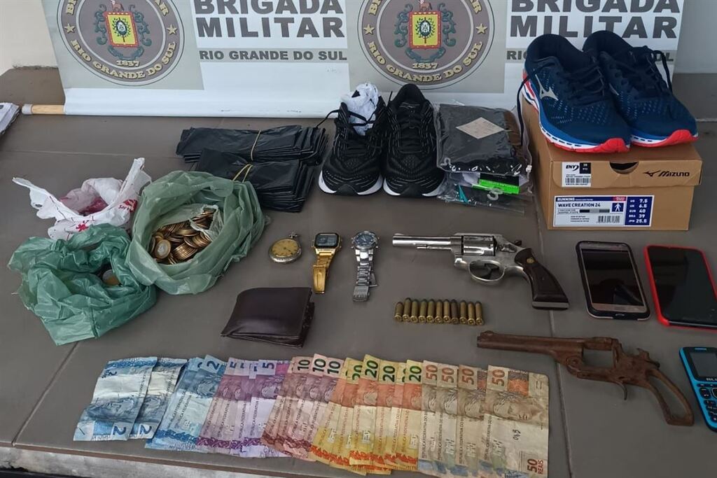 Homem é preso com arma, munições e dinheiro na Vila Lídia