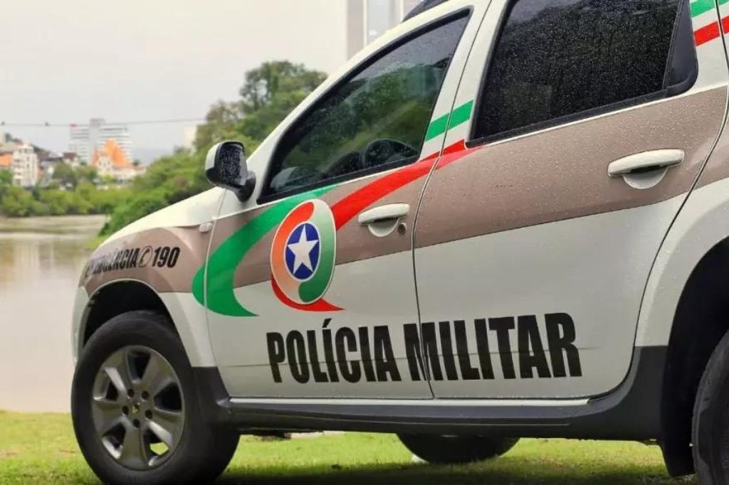 Homem pede dinheiro em loja, ameaça funcionária e acaba preso