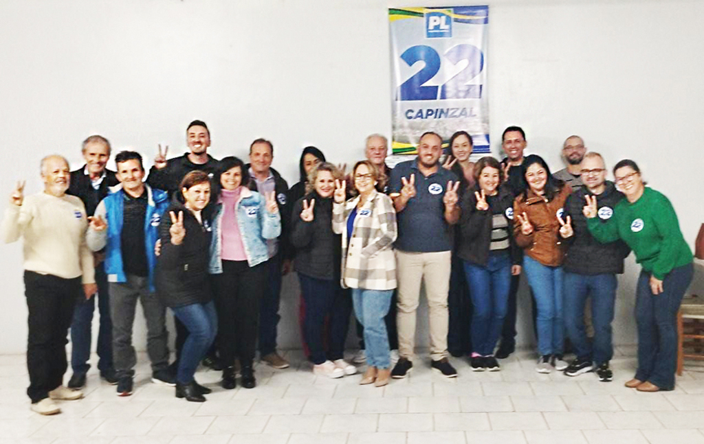  - Foto legenda: Nova Executiva do Partido Liberal (PL de Capinzal), tendo como presidente Bernard Josef Gratt, em Assembleia Ordinária, realizada na sede da ASMUCA, no loteamento Colina.