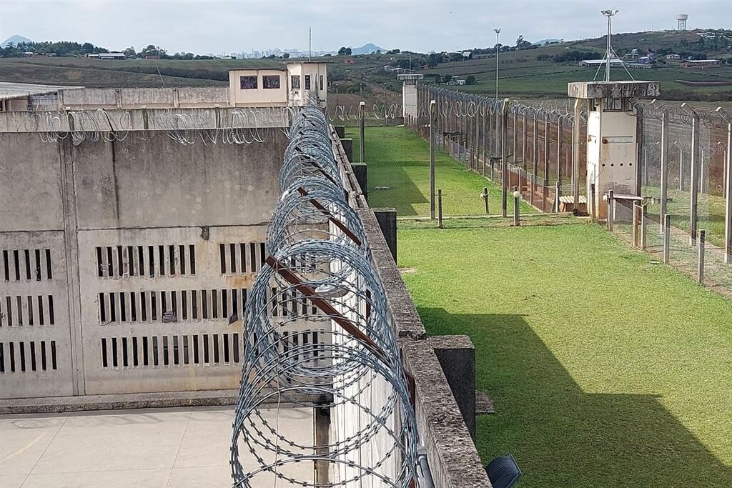 título imagem Dupla é presa ao tentar arremessar drogas e celulares para dentro de penitenciária em Santa Maria