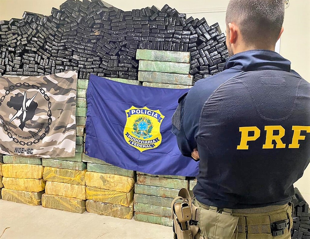 PRF localiza uma tonelada e meia de maconha escondida em veículos de empresa terceirizada de eletricidade na BR-101 em Biguaçu