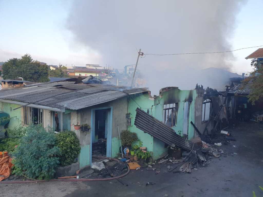 Família pede ajuda a casal de idosos que perderam pertences em incêndio