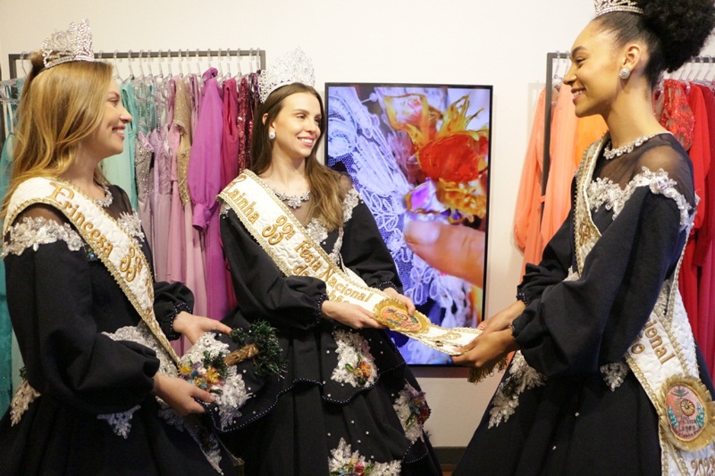 Trajes oficiais da realeza da 33ª Festa Nacional do Pinhão surpreendem pela autenticidade