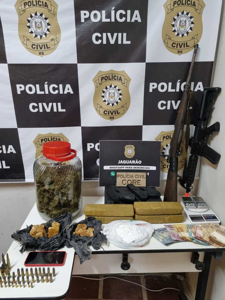 Divulgação PC - O menor e a droga, armas e munição foram entregues na delegacia de Polícia