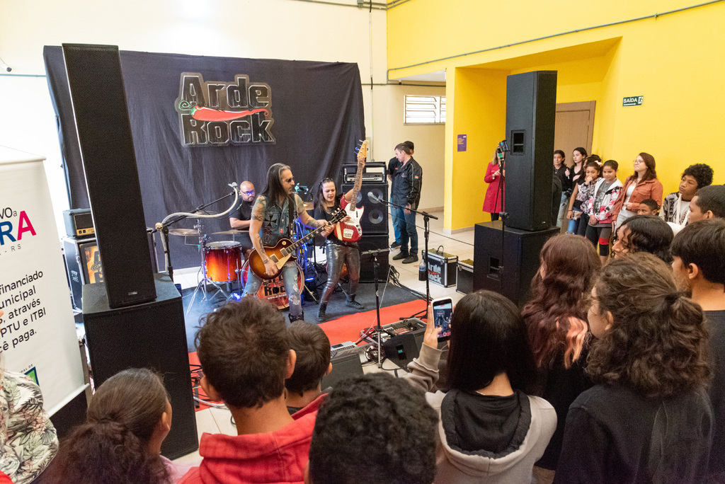 Banda Arde Rock leva projeto com música e superação a alunos da EMEF Maria de Lourdes Ramos Castro