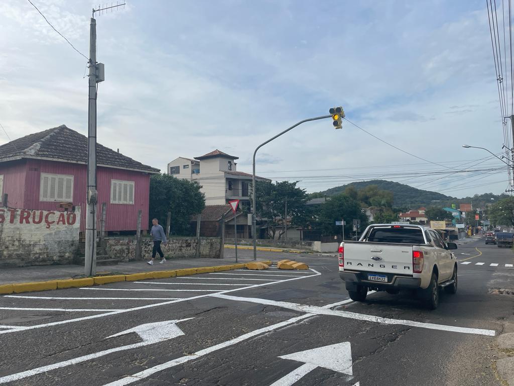 Conjunto de semáforos no cruzamento da Duque de Caxias com a Tamanday começou a funcionar nesta sexta-feira
