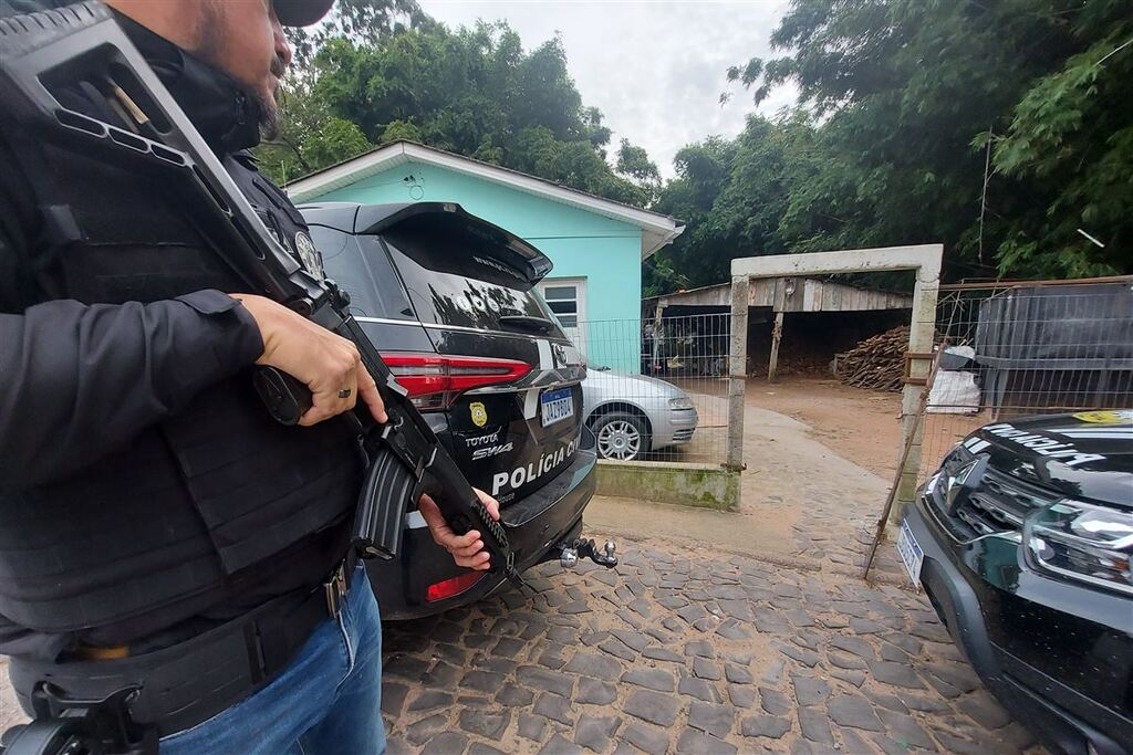 Foto: Maurício Barbosa - Durante a operação, com apoio do canil do BP Choque da Brigada Militar, policiais também cumpriram um mandado de busca e apreensão e encontraram cerca de um quilo de maconha