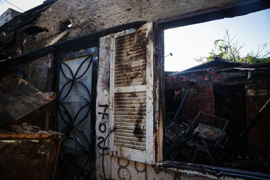 Galeria de imagens: Residência ficou totalmente destruída pelo fogo