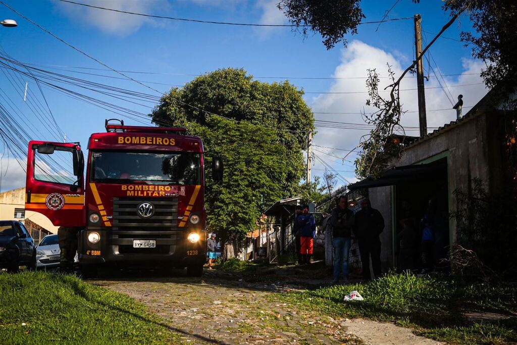 Galeria de imagens: Residência ficou totalmente destruída pelo fogo