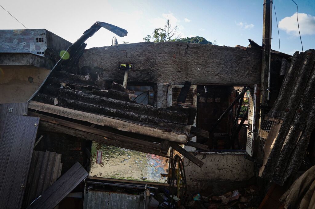 Galeria de imagens: Residência ficou totalmente destruída pelo fogo