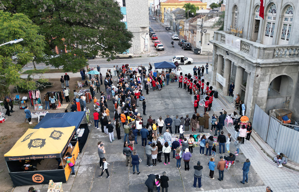 Foto: QZ7 Filmes - DP - Domingo movimentou a praça junto à Catedral Metropolitana