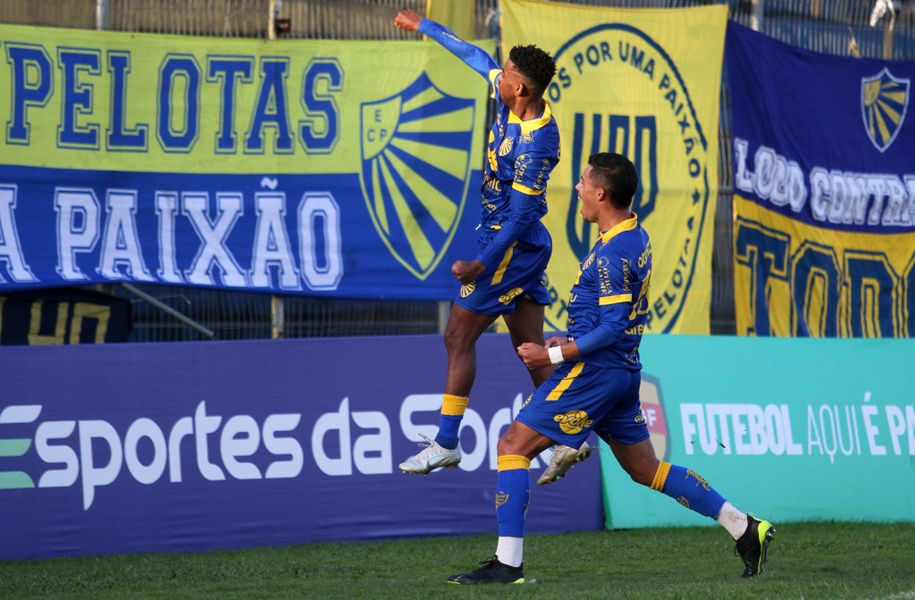 Foto: Jô Folha - DP - Luan Henrique marcou o quarto gol, fechando o placar
