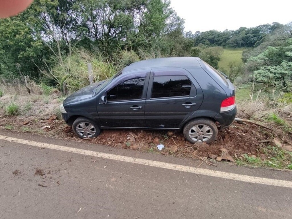 Carro sai da pista ao desviar de pedras