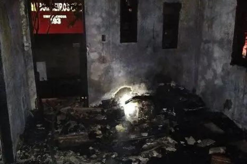 Bombeiros são acionados para atender mulher e encontram casa em chamas