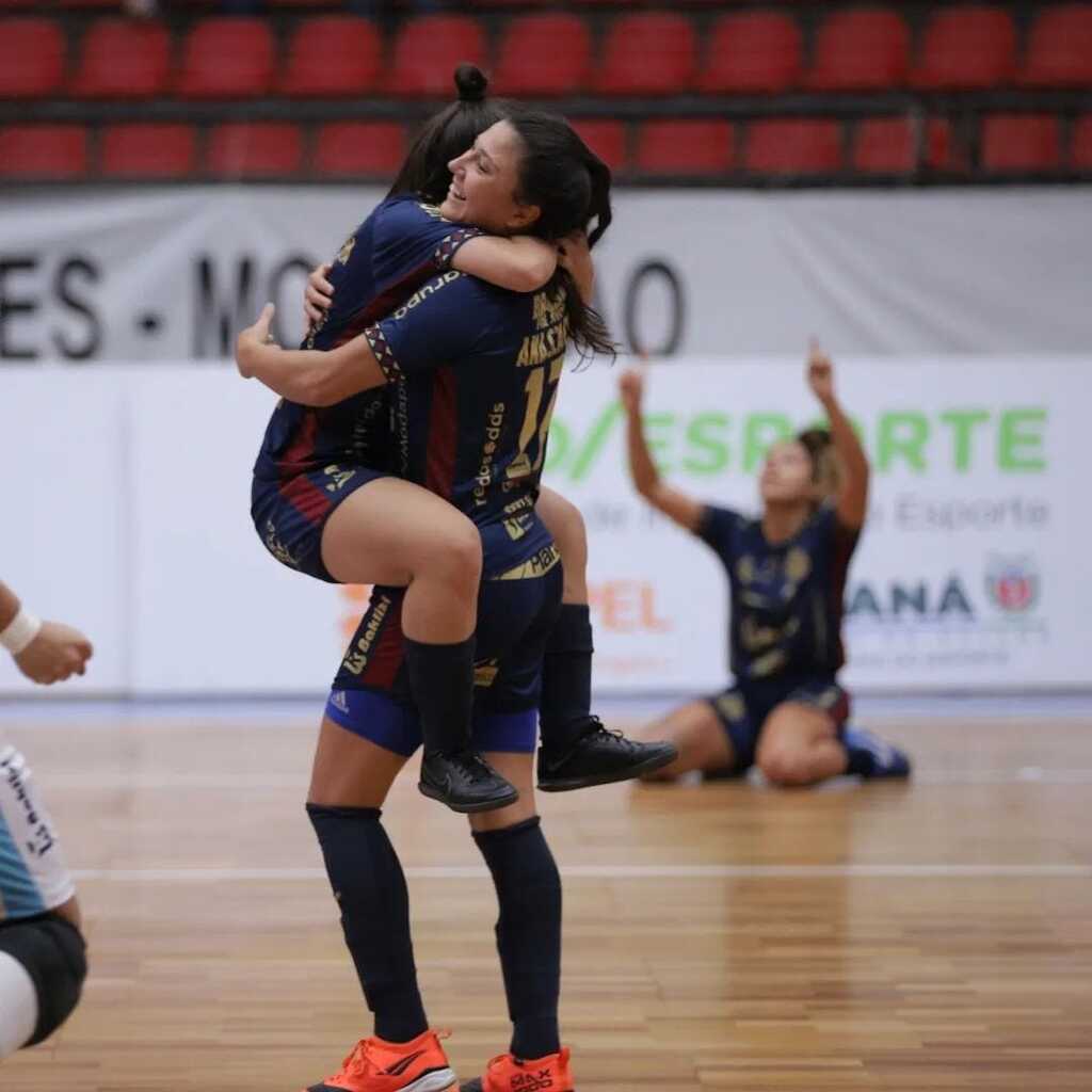 Divulgação - Meninas da Celemaster conquistaram a quarta colocação na Taça Brasil.