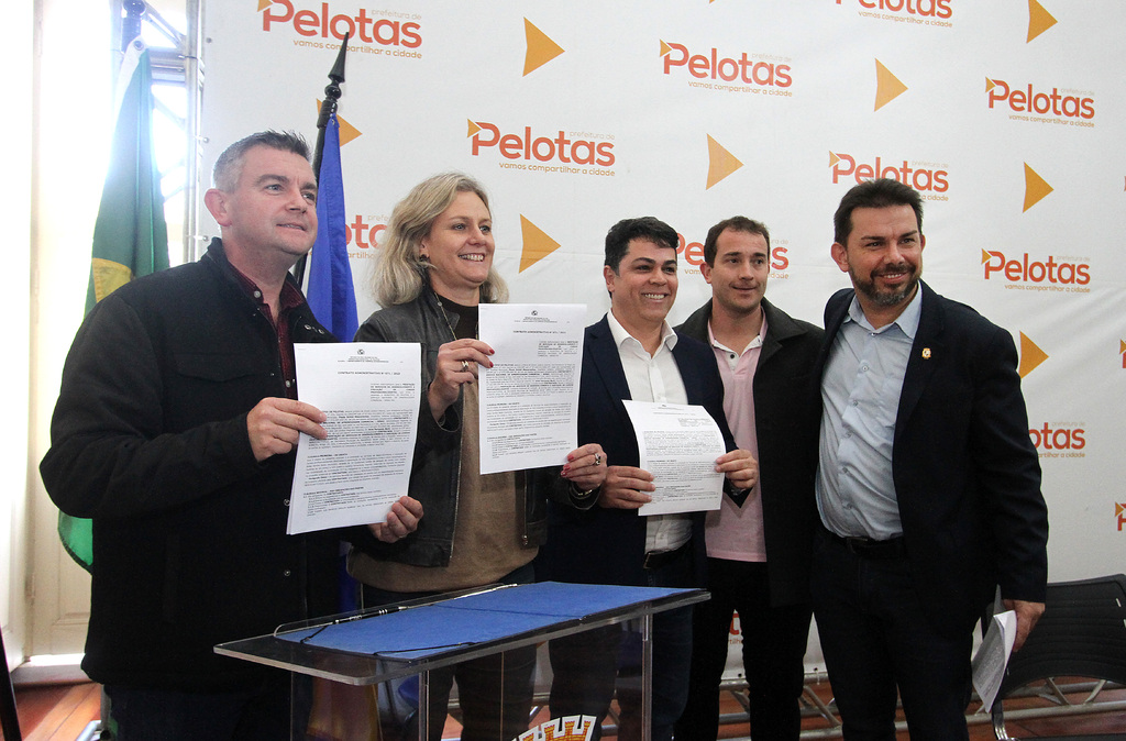 Foto: Carlos Queiroz - DP - Representantes do executivo e das instituições de ensino celebraram acordo nesta segunda