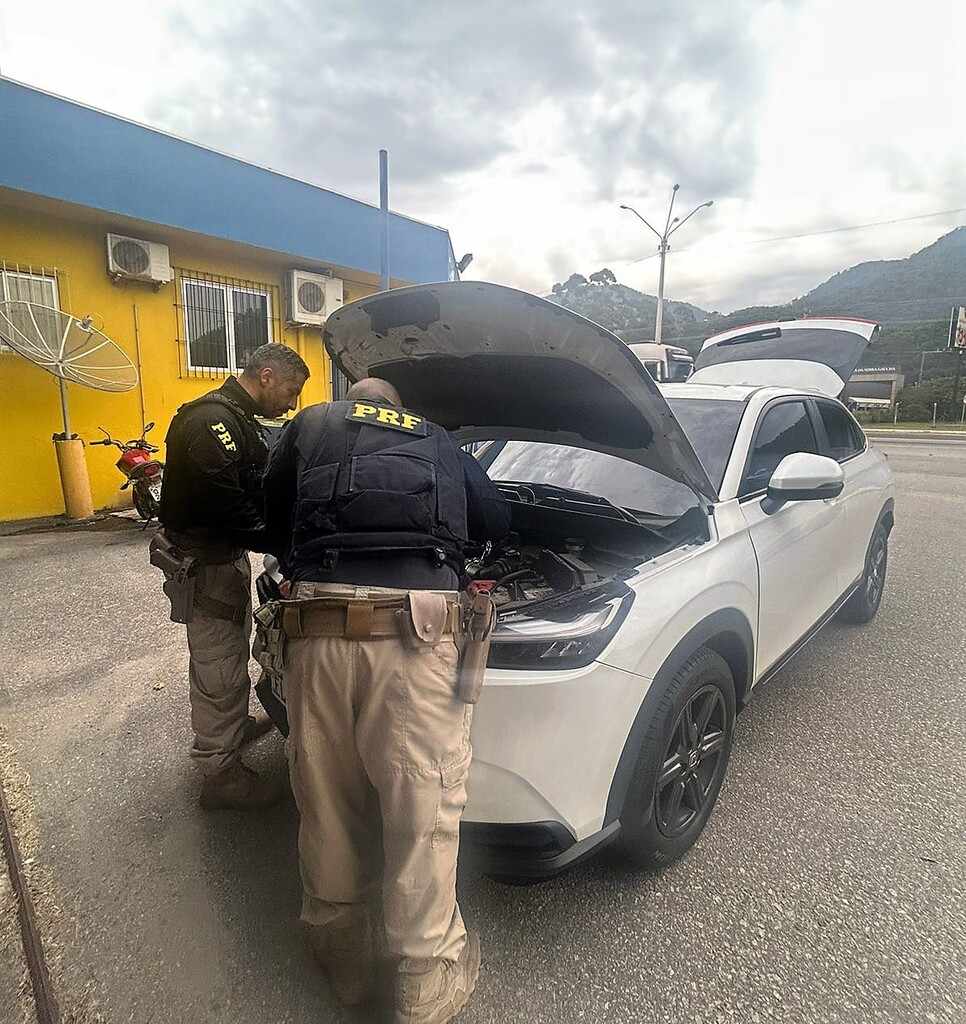 PRF recupera dois carros roubados em menos de quatro horas na BR-101 em Itapema
