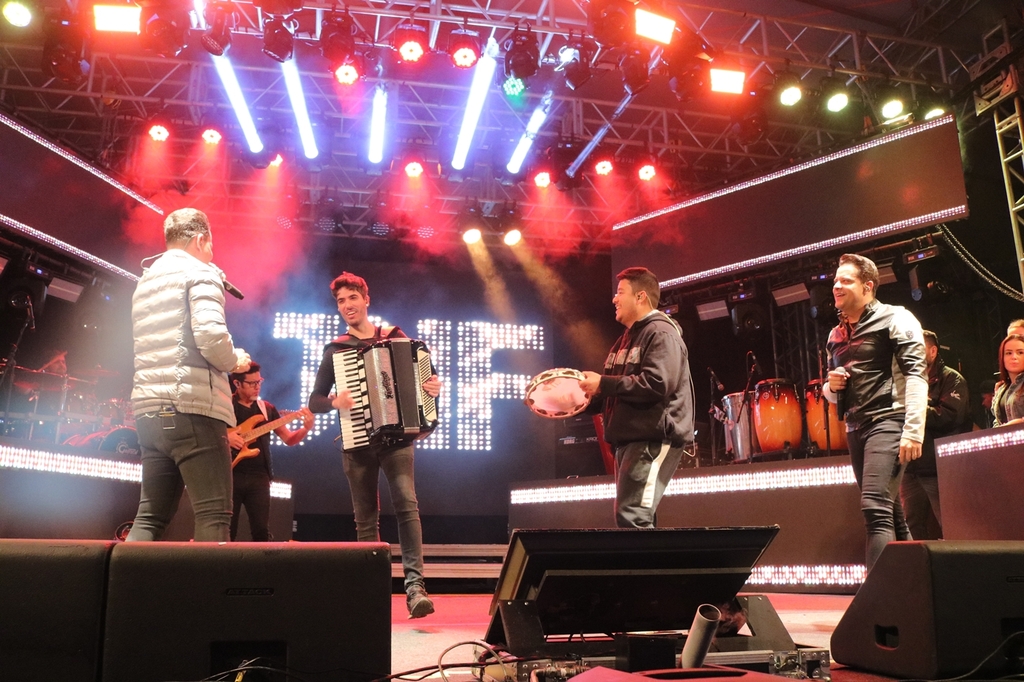 MISSA EM AÇÃO DE GRAÇAS AO AGRICULTOR E SHOW COM JOÃO NETO E FREDERICO MARCARAM O ENCERRAMENTO DA FESTA DO COLONO