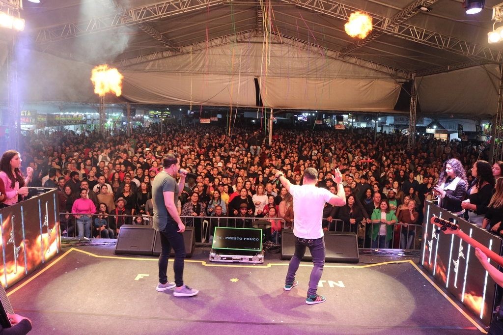 MISSA EM AÇÃO DE GRAÇAS AO AGRICULTOR E SHOW COM JOÃO NETO E FREDERICO MARCARAM O ENCERRAMENTO DA FESTA DO COLONO