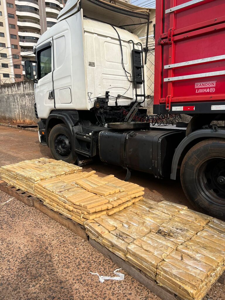 Receita Federal apreende caminhão com drogas em fundo falso