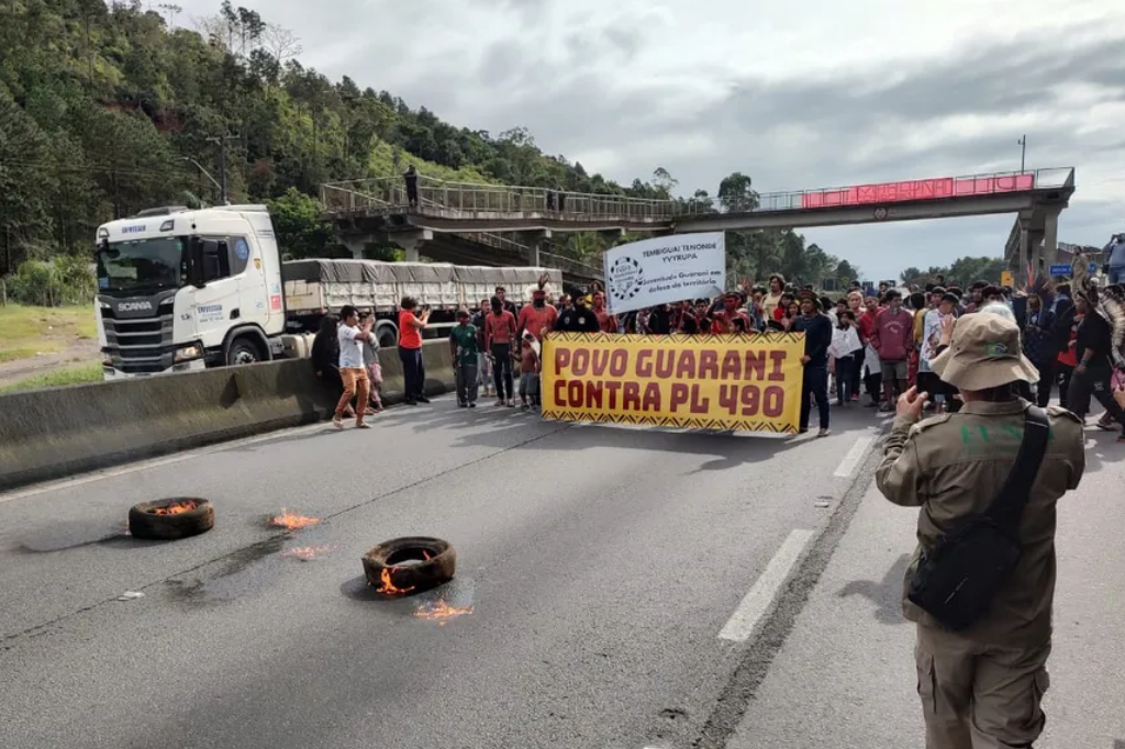 Indígenas queimam pneus e bloqueiam BR-101, na Grande Florianópolis, em protesto contra o PL 490