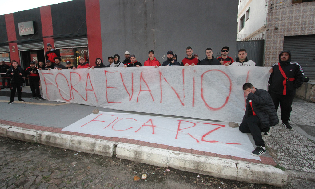 Foto: Carlos Queiroz - DP - Pacificamente, grupo se posicionou em frente ao principal acesso do estádio Bento Freitas