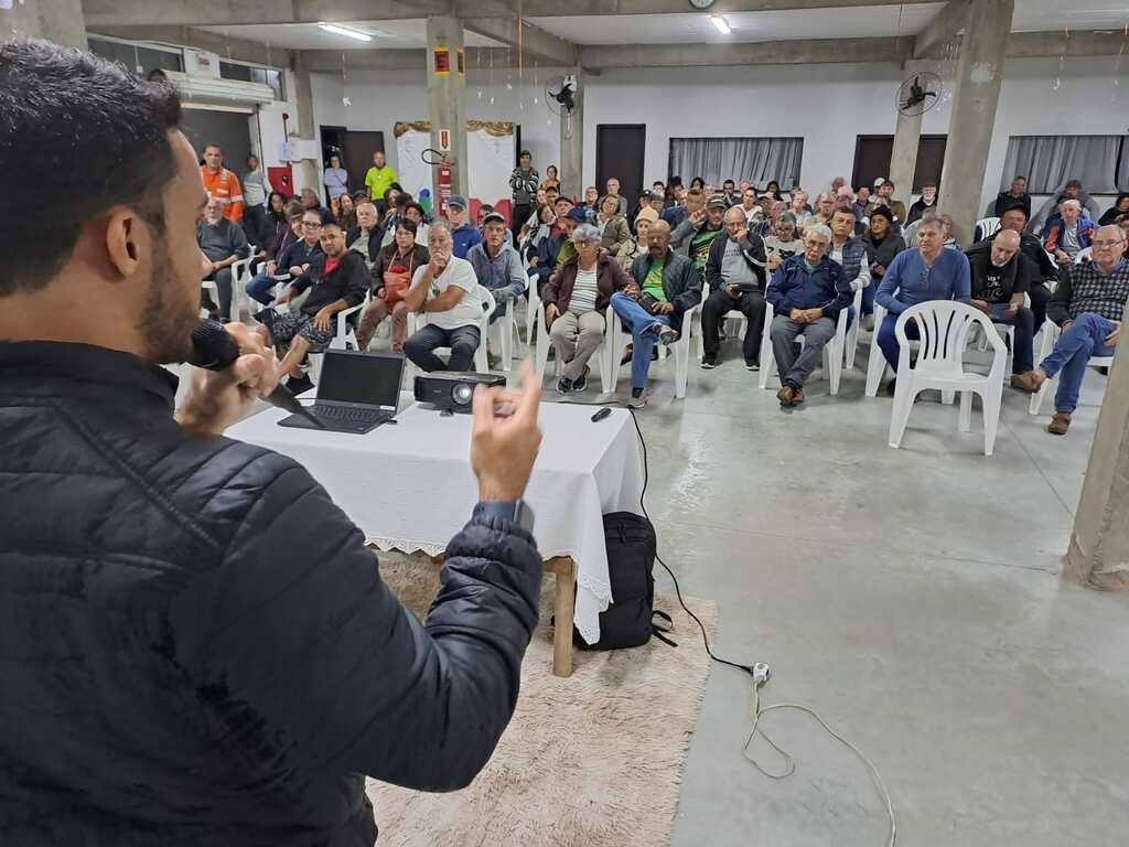 Moradores de São Francisco do Sul recebem orientações sobre obras de rede de esgoto do bairro Ubatuba