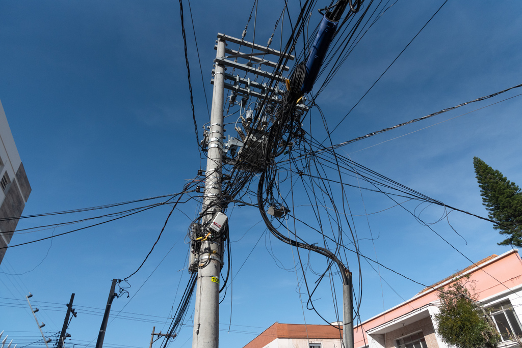Foto: Eduardo Ramos (Diário) - Situação dos fios em poste localizado no cruzamento entre as ruas Duque de Caxias e Andradas, no centro de Santa Maria