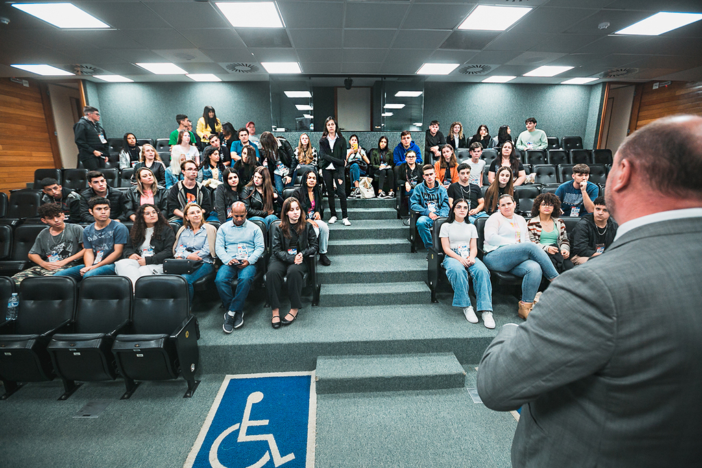 Parlamentares jovens participam de audiência com o presidente da Assembleia