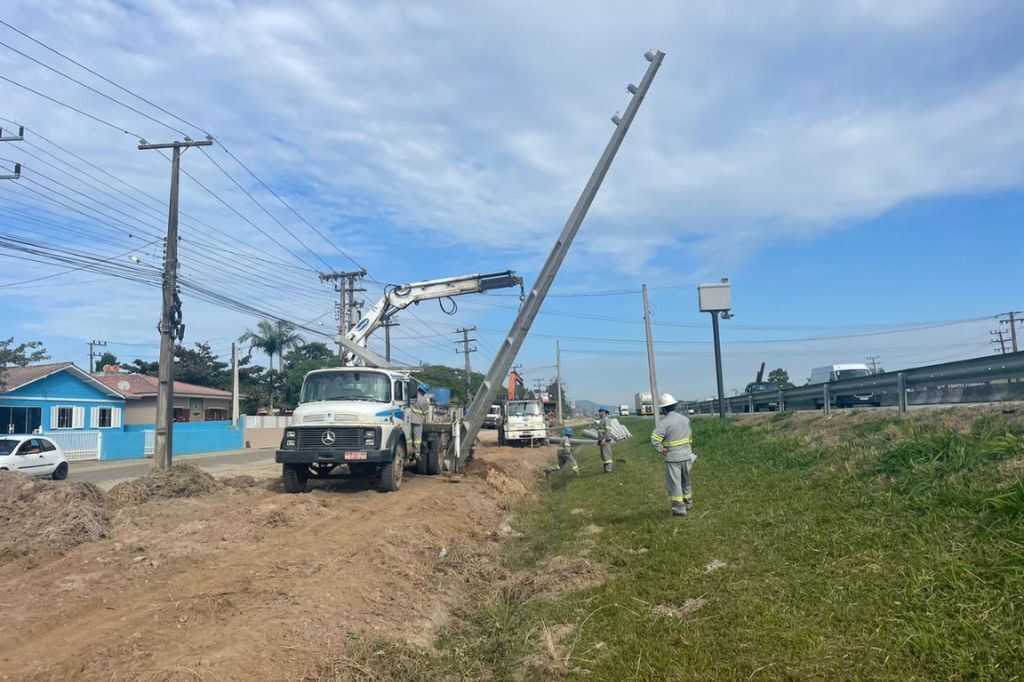 Cerpalo executa mudança de postes para construção de nova marginal na BR-101