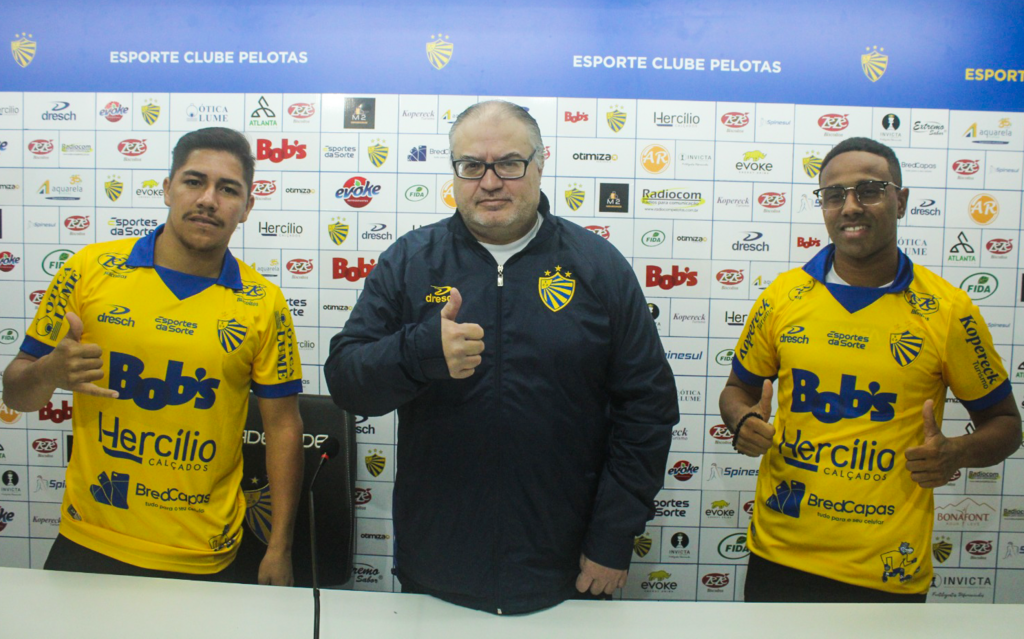 Foto: Lucas Canez - AI ECP - Os novos reforços ao lado de Marcelo Chamega, diretor de futebol do Áureo-Cerúleo