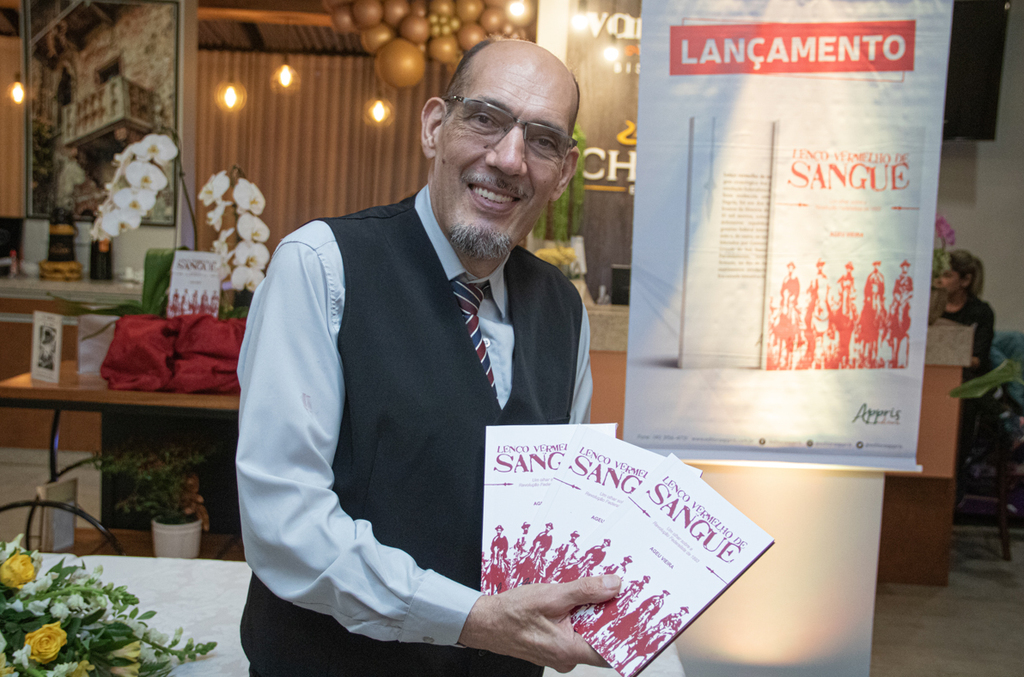 Ageu Vieira lança livro “Lenço Vermelho de Sangue”